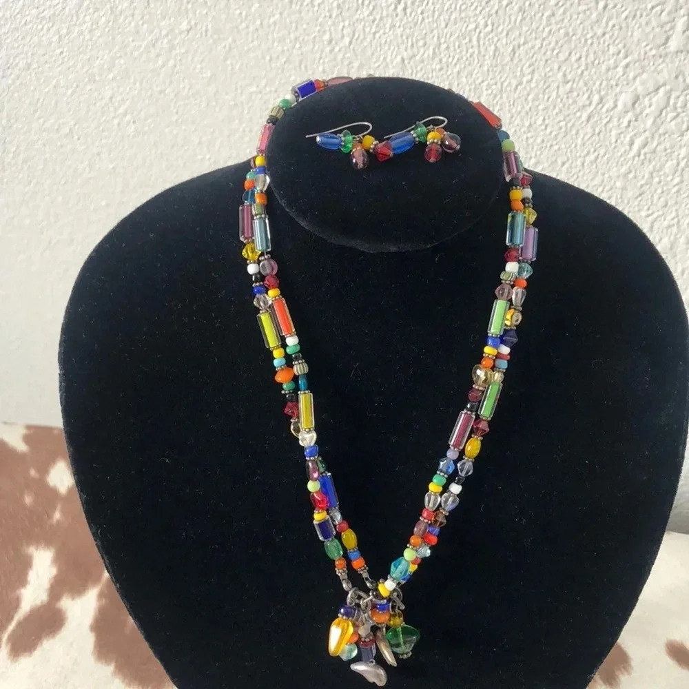 Multicolored glass bead‎ necklaces